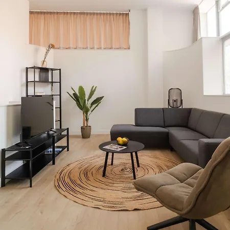 Spacious Duplex In Centre With Free Parking *